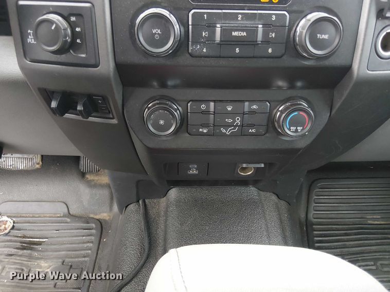 image for item EV3502 2022 Ford F350 Super Duty SuperCab pickup truck