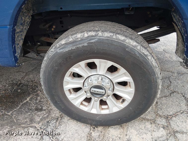 image for item EV3502 2022 Ford F350 Super Duty SuperCab pickup truck