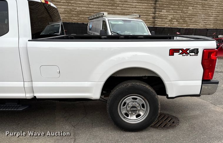 image for item EV3503 2021 Ford F350 Super Duty SuperCab pickup truck