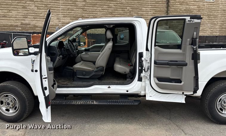 image for item EV3503 2021 Ford F350 Super Duty SuperCab pickup truck