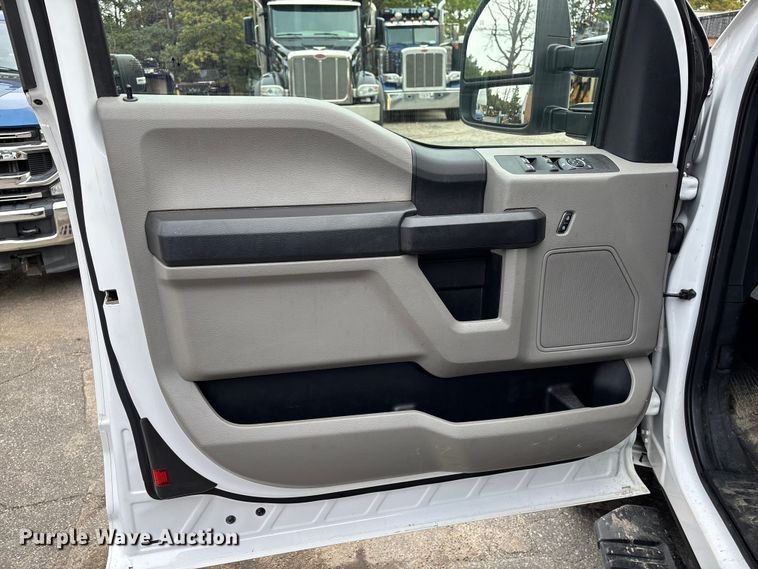 image for item EV3503 2021 Ford F350 Super Duty SuperCab pickup truck