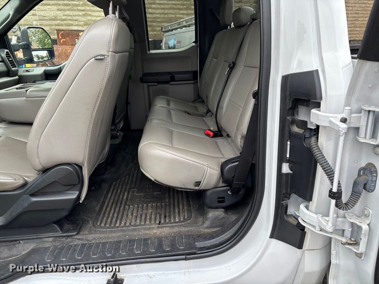 image for item EV3503 2021 Ford F350 Super Duty SuperCab pickup truck