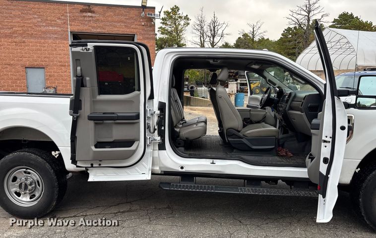 image for item EV3503 2021 Ford F350 Super Duty SuperCab pickup truck