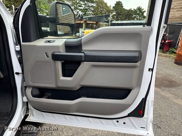 image for item EV3503 2021 Ford F350 Super Duty SuperCab pickup truck