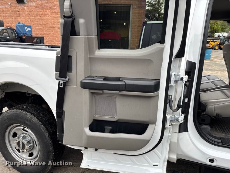 image for item EV3503 2021 Ford F350 Super Duty SuperCab pickup truck