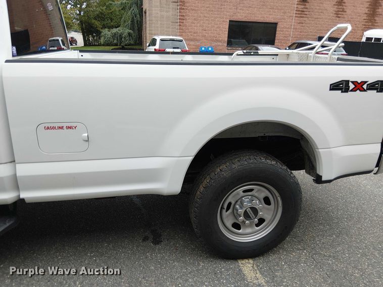 image for item EV3504 2022 Ford F350 Super Duty pickup truck