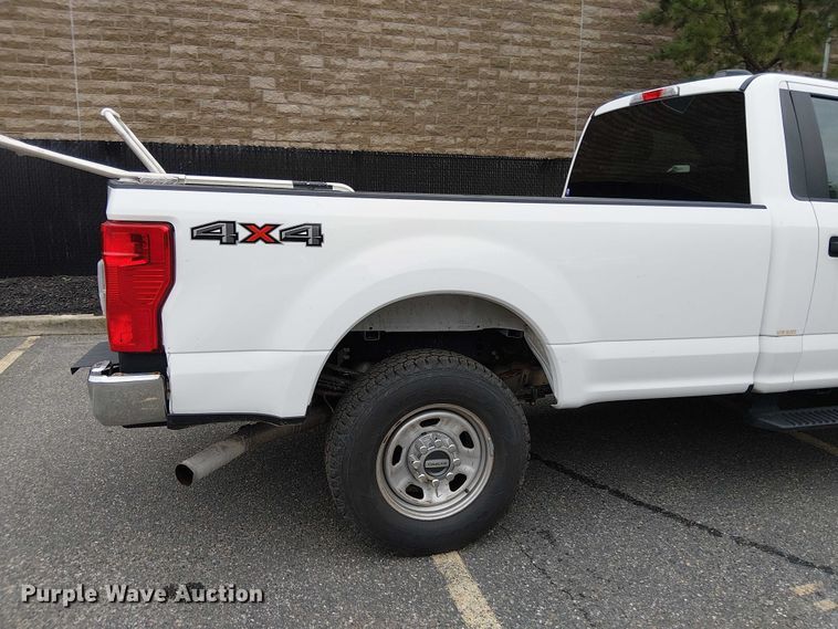 image for item EV3504 2022 Ford F350 Super Duty pickup truck