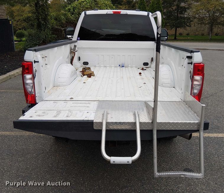image for item EV3504 2022 Ford F350 Super Duty pickup truck
