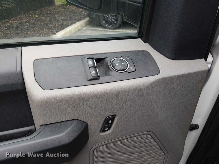 image for item EV3504 2022 Ford F350 Super Duty pickup truck