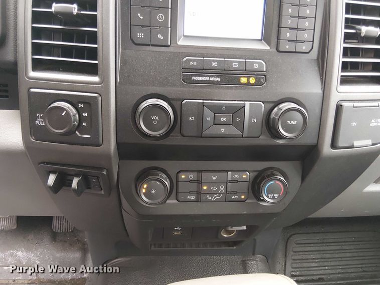 image for item EV3504 2022 Ford F350 Super Duty pickup truck