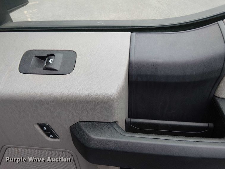 image for item EV3504 2022 Ford F350 Super Duty pickup truck