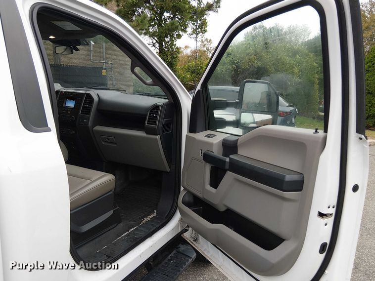 image for item EV3504 2022 Ford F350 Super Duty pickup truck