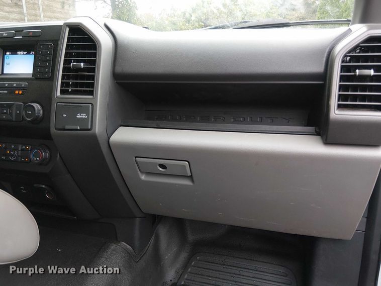 image for item EV3504 2022 Ford F350 Super Duty pickup truck