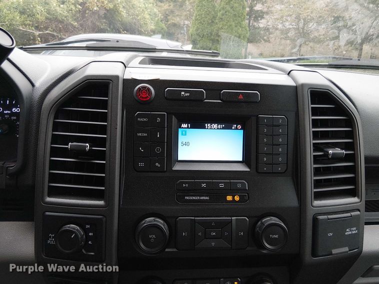 image for item EV3504 2022 Ford F350 Super Duty pickup truck