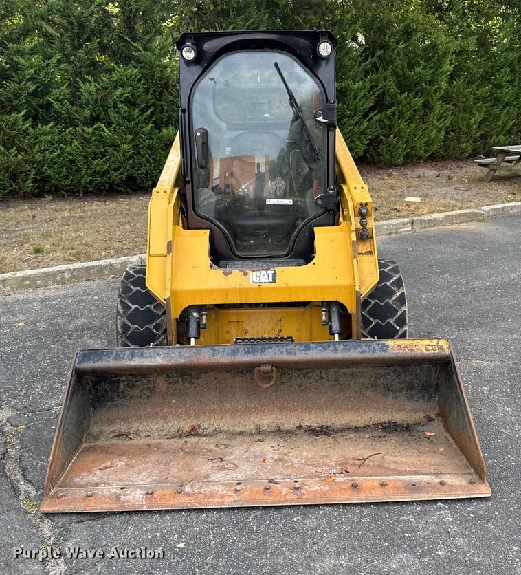 MINI CARGADOR SOBRE RUEDAS 2015 CATERPILLAR 242D