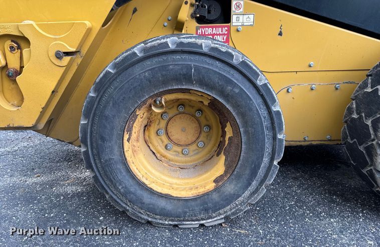 image for item EV4010 2015 Caterpillar 242D skid steer loader