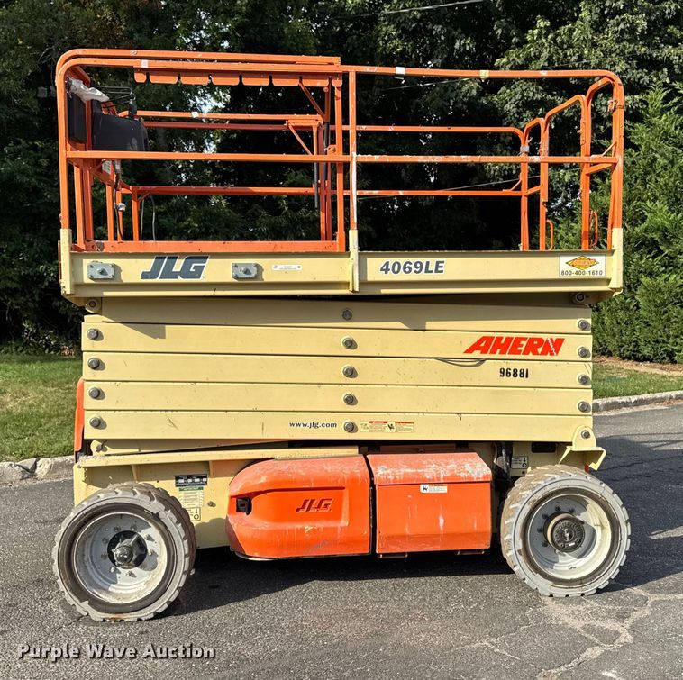 image for item EV4037 2009 JLG 4069LE scissor lift