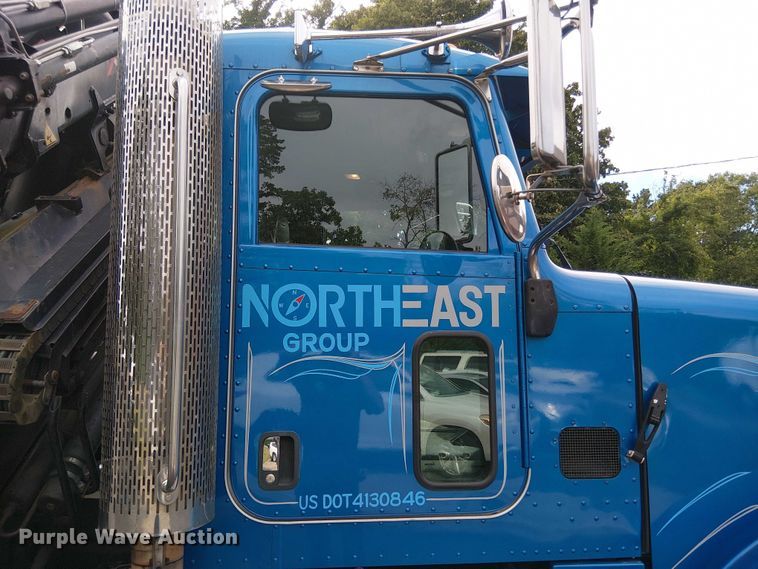 image for item EV4064 2012 Peterbilt 365 crane truck