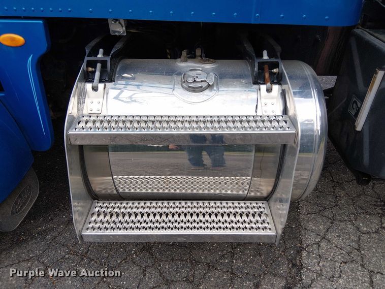 image for item EV4064 2012 Peterbilt 365 crane truck