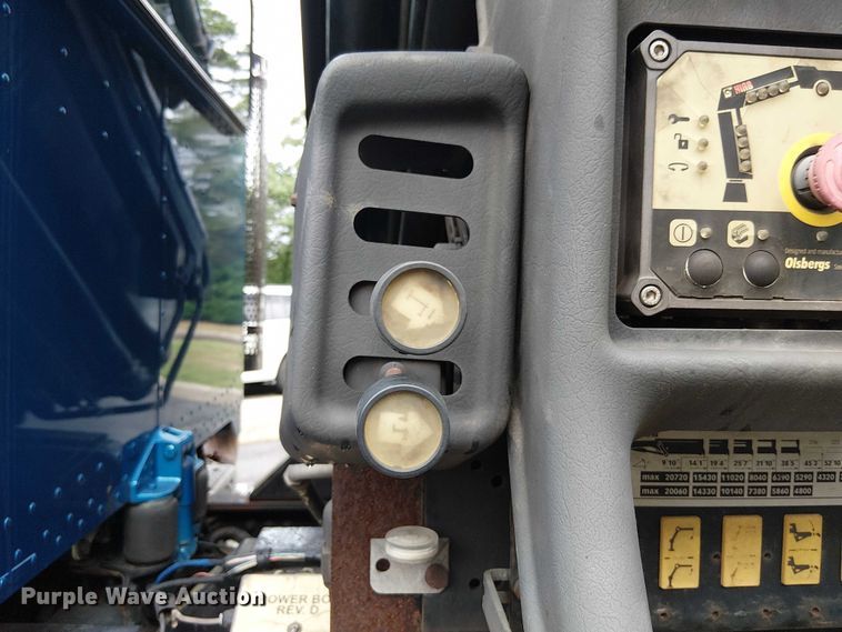 image for item EV4064 2012 Peterbilt 365 crane truck