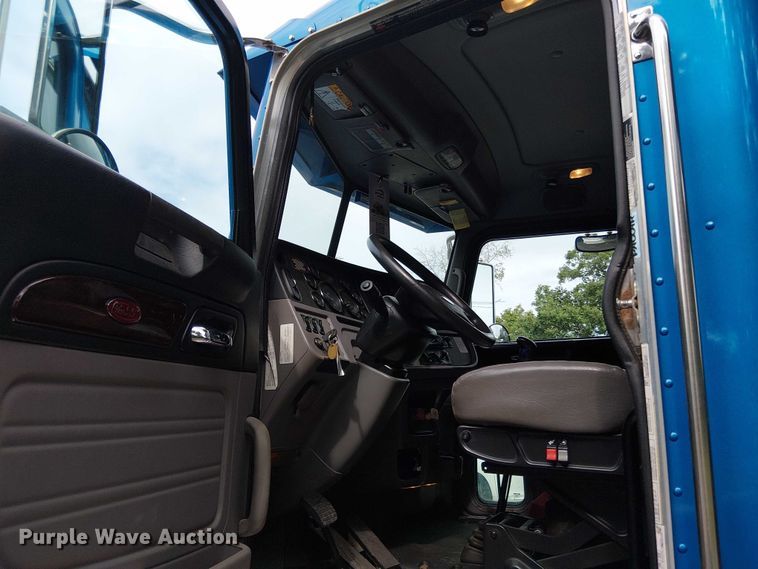 image for item EV4064 2012 Peterbilt 365 crane truck