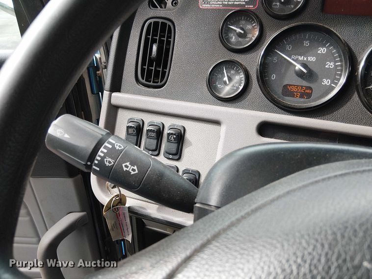 image for item EV4064 2012 Peterbilt 365 crane truck