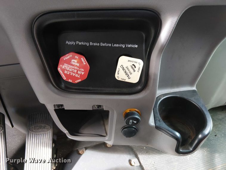 image for item EV4064 2012 Peterbilt 365 crane truck