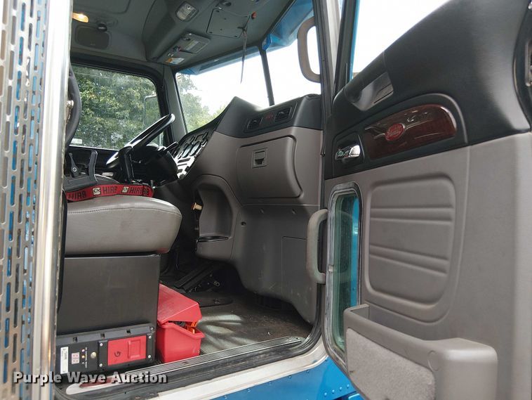 image for item EV4064 2012 Peterbilt 365 crane truck