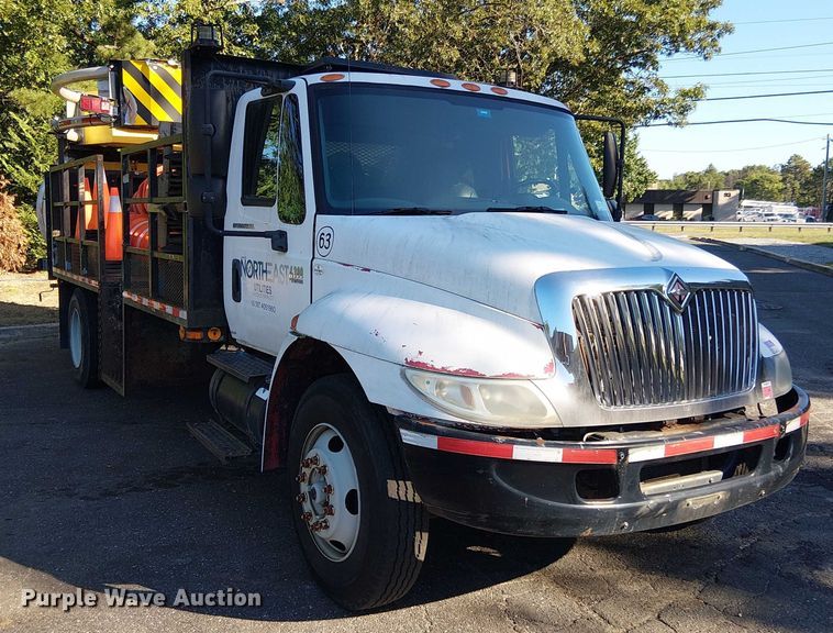 image for item EV4095 2004 International 4300 flatbed truck with crash attenuator