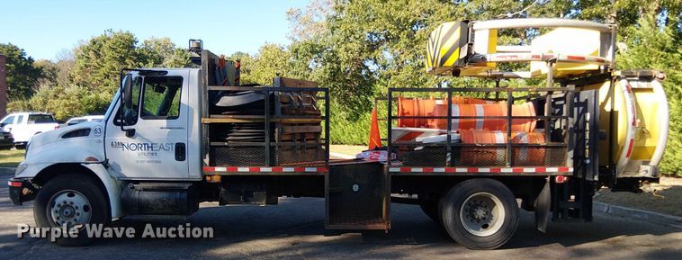 image for item EV4095 2004 International 4300 flatbed truck with crash attenuator