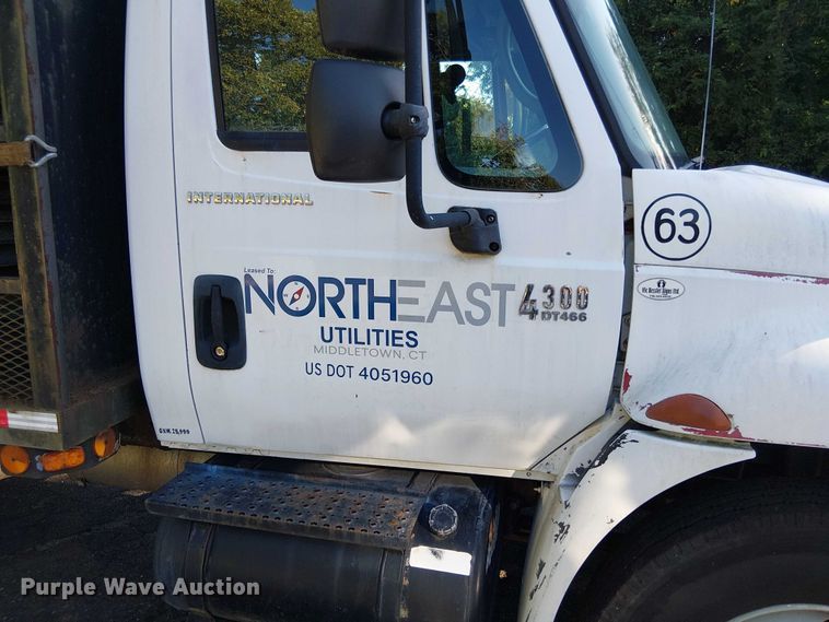 image for item EV4095 2004 International 4300 flatbed truck with crash attenuator