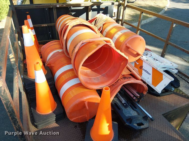 image for item EV4095 2004 International 4300 flatbed truck with crash attenuator