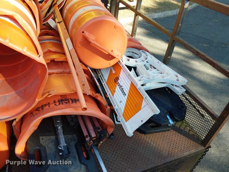 image for item EV4095 2004 International 4300 flatbed truck with crash attenuator