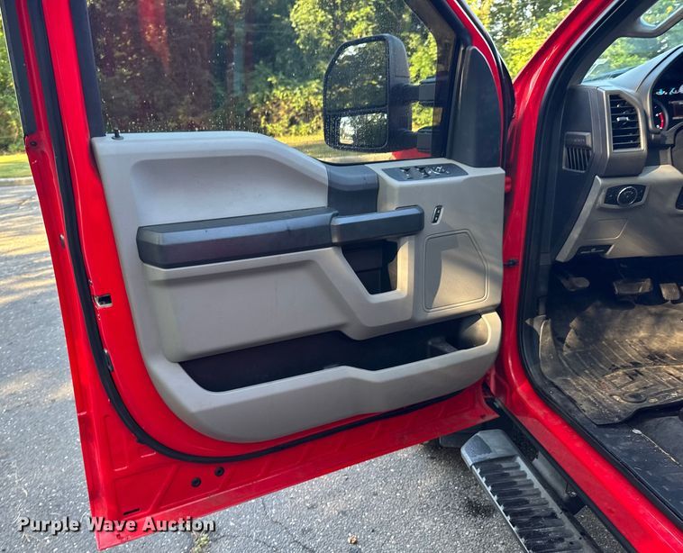 image for item EV4117 2022 Ford F350 Super Duty Crew Cab pickup truck