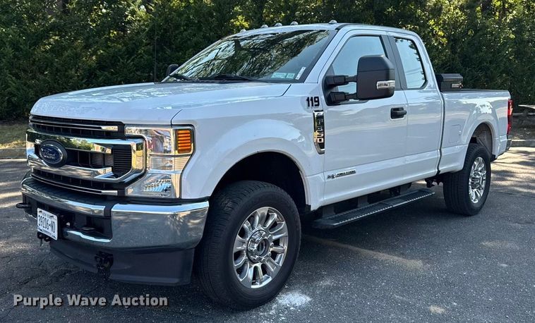 image for item EV4119 2022 Ford F-350 SuperCab pickup truck