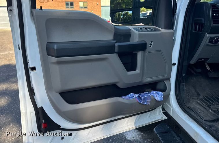 image for item EV4119 2022 Ford F-350 SuperCab pickup truck