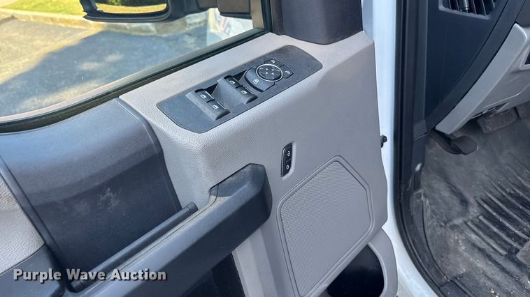 image for item EV4119 2022 Ford F-350 SuperCab pickup truck