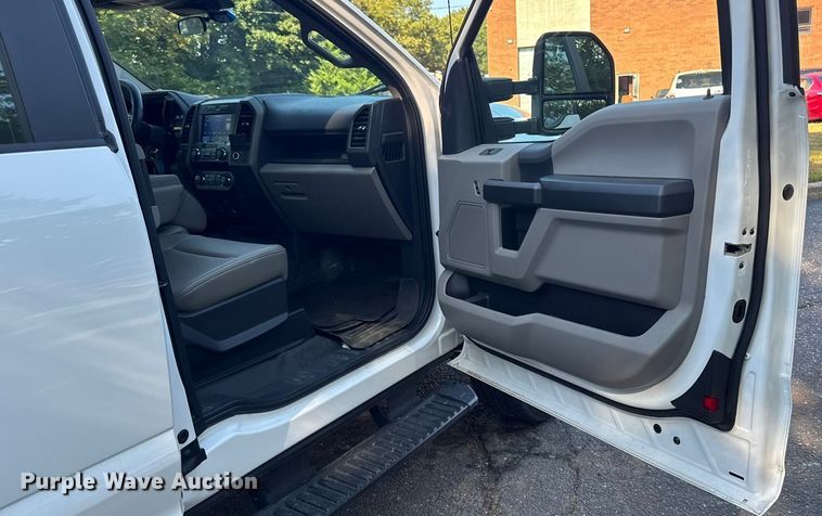 image for item EV4119 2022 Ford F-350 SuperCab pickup truck