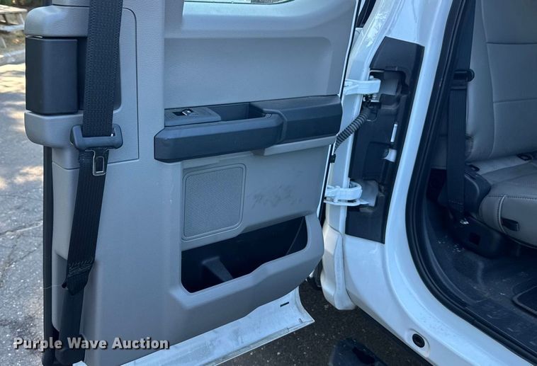 image for item EV4119 2022 Ford F-350 SuperCab pickup truck