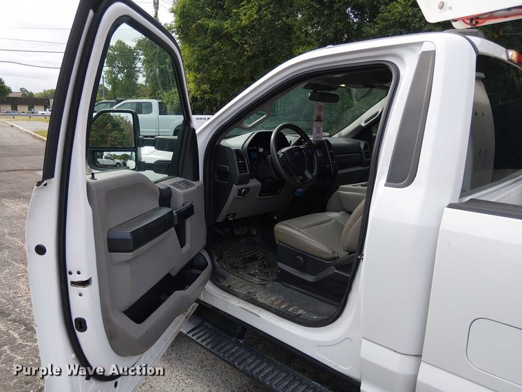 image for item EV5009 2020 Ford F350 bucket truck