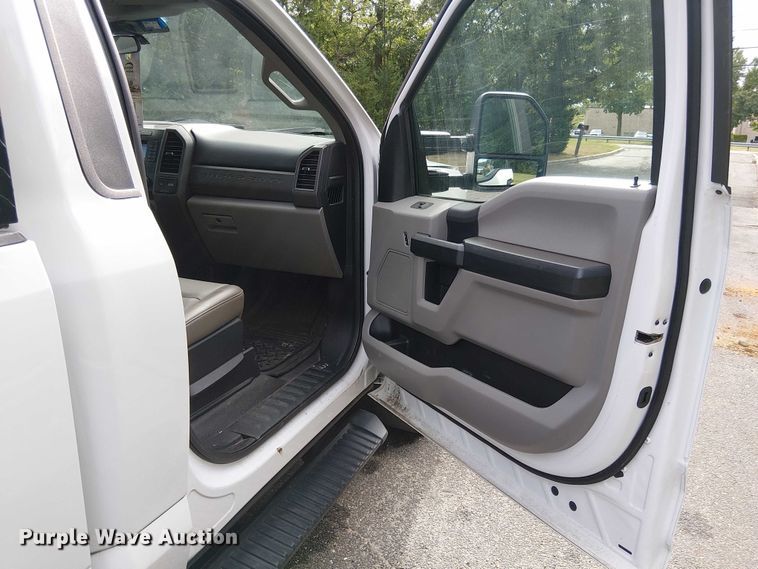 image for item EV5009 2020 Ford F350 bucket truck