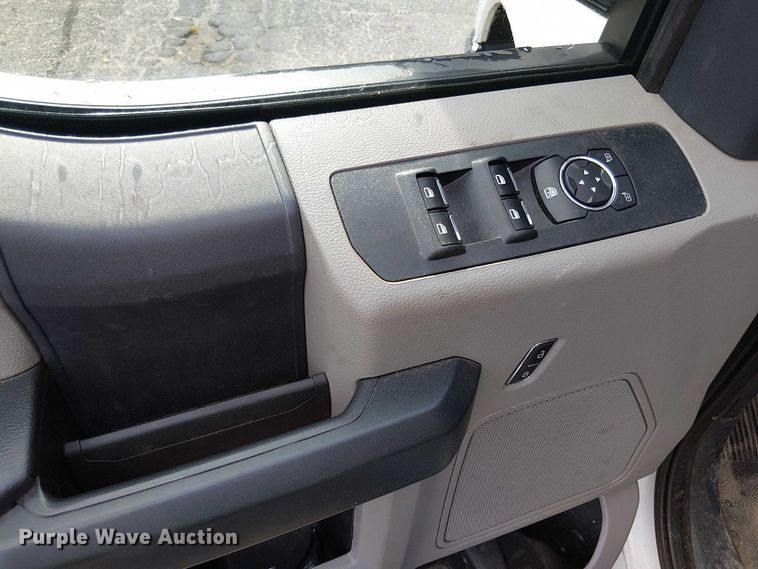 image for item EV5010 2022 Ford F350 Super Duty SuperCab pickup truck