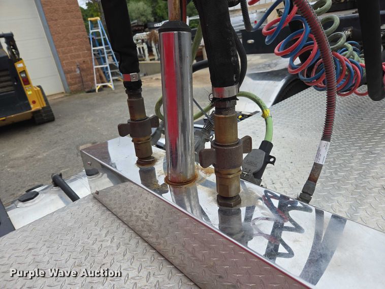 image for item EV5014 2020 Peterbilt 389 semi truck