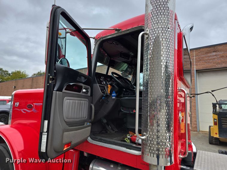 image for item EV5014 2020 Peterbilt 389 semi truck