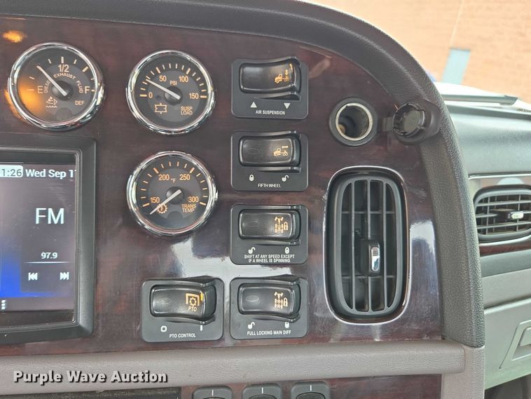 image for item EV5014 2020 Peterbilt 389 semi truck