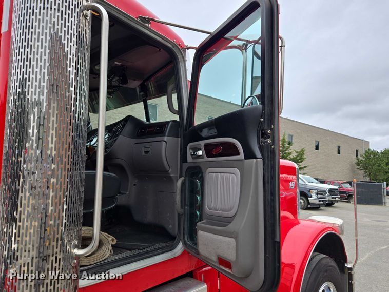 image for item EV5014 2020 Peterbilt 389 semi truck