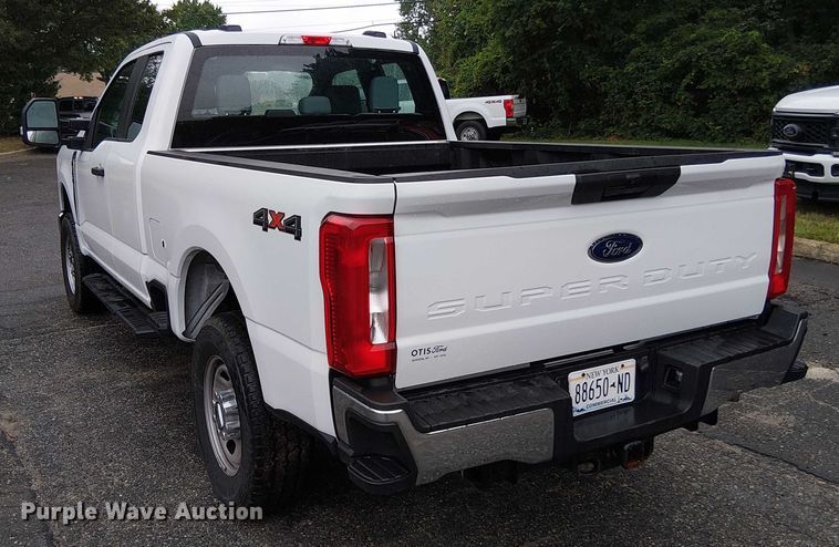 image for item EV5015 2023 Ford F350 Super Duty  SuperCab pickup truck