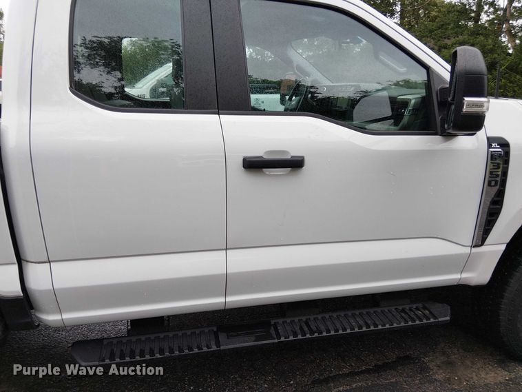 image for item EV5015 2023 Ford F350 Super Duty  SuperCab pickup truck