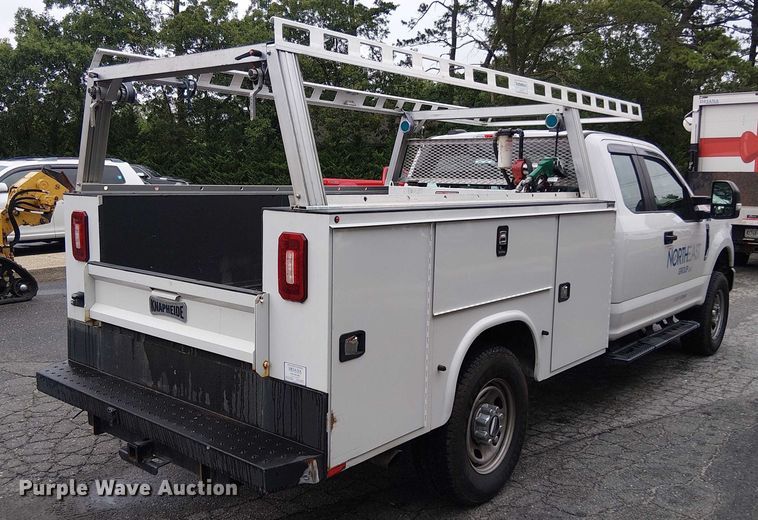 image for item EV5017 2022 Ford F350 Super Duty SuperCab utility bed pickup truck