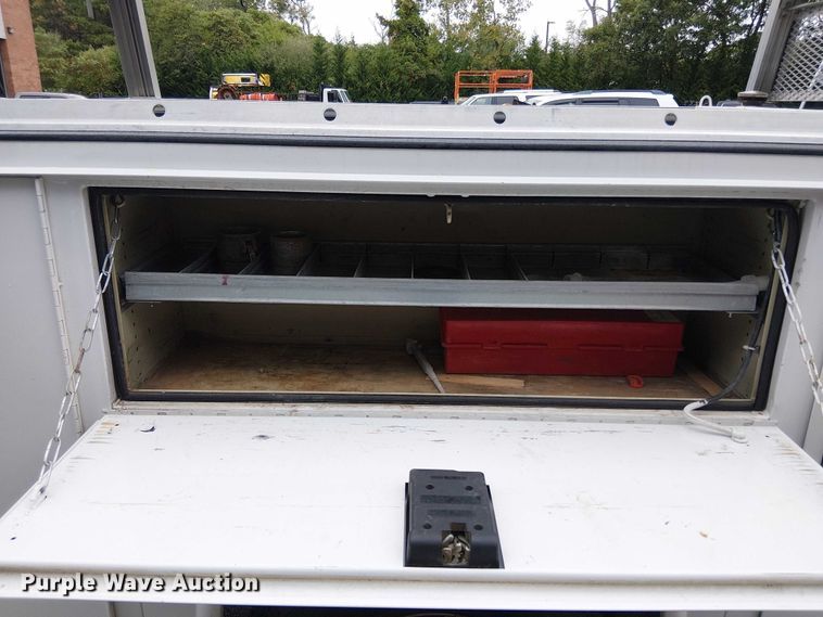 image for item EV5017 2022 Ford F350 Super Duty SuperCab utility bed pickup truck